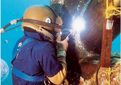 进行水下焊接工作时要做好防触电安全措施
